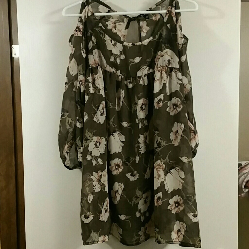 Torrid NWOTs Sheer Cold Shoulder Top